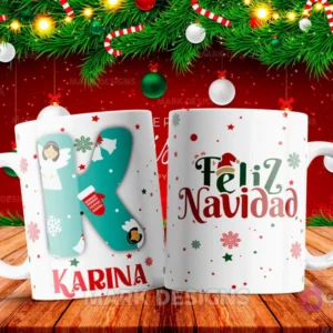 Taza sublimada con la letra K mayúscula en turquesa adornada con un ángel y un guante de Navidad, junto al nombre 'KARINA' y al reverso 'Feliz Navidad' con estrellas y copos de nieve.