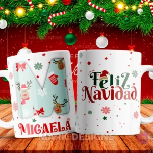 Taza sublimada con la letra M mayúscula en turquesa adornada con renos y guantes, junto al nombre 'MICAELA' y al reverso 'Feliz Navidad' con estrellas y copos de nieve.