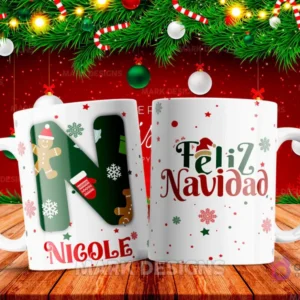 Taza sublimada con la letra N mayúscula en verde oscuro adornada con un hombre de jengibre y un guante, junto al nombre 'NICOLE' y al reverso 'Feliz Navidad' con estrellas y copos de nieve.