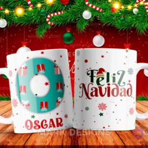 Taza sublimada con la letra O mayúscula en turquesa adornada con regalos, junto al nombre 'OSCAR' y al reverso 'Feliz Navidad' con estrellas y copos de nieve.