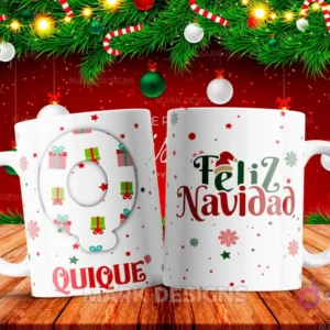 Taza sublimada con la letra Q mayúscula en turquesa adornada con regalos, junto al nombre 'QUIQUE' y al reverso 'Feliz Navidad' con estrellas y copos de nieve.