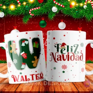 Taza sublimada con la letra W mayúscula en verde oscuro adornada con un hombre de jengibre, campanas y un guante, junto al nombre 'WALTER' y al reverso 'Feliz Navidad' con estrellas y copos de nieve.