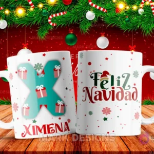 Taza sublimada con la letra X mayúscula en turquesa adornada con regalos, junto al nombre 'XIMENA' y al reverso 'Feliz Navidad' con estrellas y copos de nieve.
