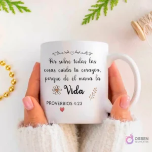 Diseño de taza con el versículo Proverbios 4:23 'Por sobre todas las cosas cuida tu corazón, porque de él mana la Vida' acompañado de sutiles hojas y una flor.