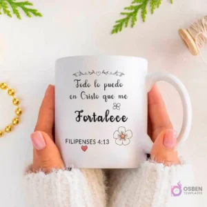 Mockup de taza blanca con versículo Filipenses 4:13 'Todo lo puedo en Cristo que me Fortalece' decorado con un pequeño corazón rojo y una flor con hojas.