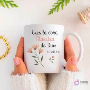 Taza blanca sublimada con el versículo bíblico Efesios 2:10 'Eres la obra Maestra de Dios' y un delicado diseño de flores rosadas y hojas verdes.