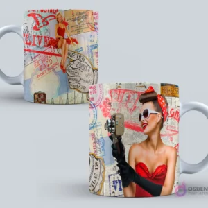 Taza con diseño de sellos postales y pasaportes vintage, con mujer pin-up vestida de rojo sosteniendo una cámara de cine retro.