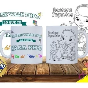 Tazas sublimadas con la Doctora Juguetes y la frase 'Hoy se vale todo lo que te haga feliz', ideal para regalos infantiles para pintar.