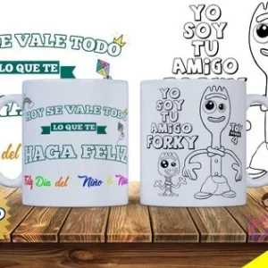Tazas blancas sublimadas con diseño de Forky (Toy Story) y frase 'Hoy se vale todo lo que te haga feliz', mostrando plantillas infantiles para pintar.