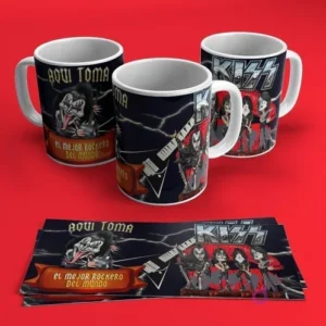 Tres tazas blancas con diseños de Kiss y un rockero caricaturizado (Gene Simmons), con gráficos de guitarra y la frase 'Aquí Toma Rockero', sobre fondo rojo.
