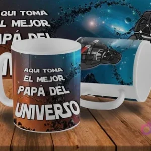 Dos tazas blancas sublimadas con un diseño de Darth Vader de Star Wars y la frase 'Aquí toma el mejor Papá del Universo', ambientadas en un fondo espacial con planetas y estrellas.
