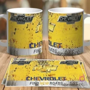 Dos tazas blancas de sublimación con diseño retro grunge del logo de Chevrolet 'Find New Roads' y dos plantillas planas del mismo diseño sobre una mesa de madera.