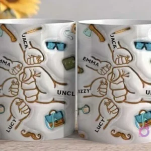 Primer plano de dos tazas sublimadas con plantillas de puños familiares para el Día del Padre, mostrando nombres como Jack, Emma, Lizzy y Gran con iconos masculinos.