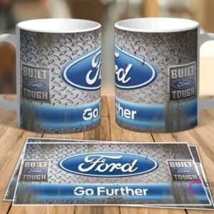 Dos tazas blancas de sublimación con diseño retro grunge del logo de Ford 'Built Tough' sobre un fondo metálico y dos plantillas planas del mismo diseño sobre una mesa de madera.