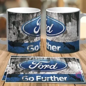 Dos tazas blancas de sublimación con diseño retro grunge del logo de Ford 'Go Further' y dos plantillas planas del mismo diseño sobre una mesa de madera.