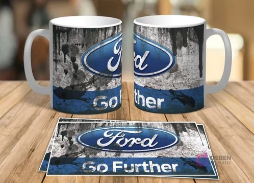 Dos tazas blancas de sublimación con diseño retro grunge del logo de Ford 'Go Further' y dos plantillas planas del mismo diseño sobre una mesa de madera. Dos tazas blancas de sublimación con diseño retro grunge del logo de Ford 'Go Further' y dos plantillas planas del mismo diseño sobre una mesa de madera.