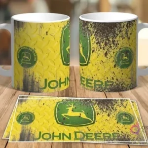 Dos tazas blancas de sublimación con diseño retro grunge del logo de John Deere sobre un fondo amarillo texturizado y dos plantillas planas del mismo diseño sobre una mesa de madera.