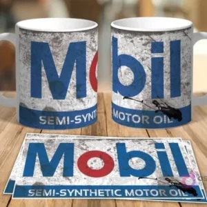 Dos tazas blancas de sublimación con diseño retro grunge del logo de Mobil y dos plantillas planas del mismo diseño sobre una mesa de madera.