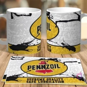 Dos tazas blancas de sublimación con diseño retro grunge del logo de Pennzoil y dos plantillas planas del mismo diseño sobre una mesa de madera.