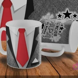 Dos tazas blancas sublimadas con diseños del Día del Padre. Una con un elegante traje y corbata roja, y la otra con la frase 'El Mejor Papá del Mundo' y estrellas sobre un fondo gris.