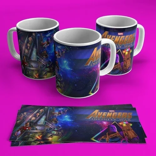 Tres tazas de cerámica blancas con diseño de Avengers Infinity War, mostrando a varios héroes del equipo y Thanos con el Guantelete del Infinito, sobre un fondo espacial púrpura, con la plantilla extendida al frente sobre un fondo magenta. Tres tazas de cerámica blancas con diseño de Avengers Infinity War, mostrando a varios héroes del equipo y Thanos con el Guantelete del Infinito, sobre un fondo espacial púrpura, con la plantilla extendida al frente sobre un fondo magenta.