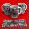 Tres tazas de cerámica blancas con diseño de Spider-Man en pose de ataque sobre un fondo de viñetas de cómic, con la plantilla de diseño extendida al frente sobre un fondo rojo vibrante.