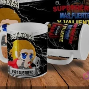 Dos tazas blancas sublimadas con diseño de Thor en estilo chibi y las frases 'Aquí toma Papá Guerrero' y 'El Superhéroe más fuerte y valiente', sobre un fondo oscuro con relámpagos.