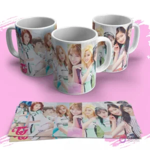 Tres tazas personalizadas K-pop TWICE con un tercer diseño, mostrando un collage de las integrantes en atuendos pastel sobre un fondo claro, con el logo TWICE.