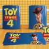 Mockup de dos tazas sublimadas con Woody y el logo Toy Story 4 en color azul, junto a la plantilla de diseño plana.