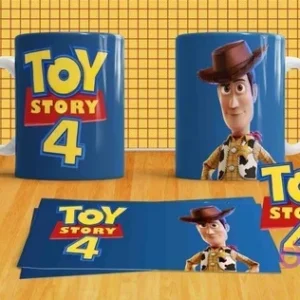 Mockup de dos tazas sublimadas con Woody y el logo Toy Story 4 en color azul, junto a la plantilla de diseño plana.