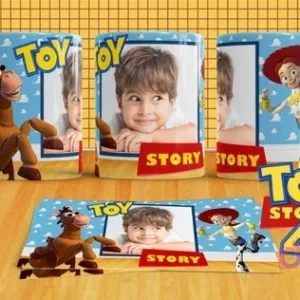 Mockup de tres tazas sublimadas con Woody, Jessie y un niño personalizable, y el logo Toy Story 4. Plantilla de diseño debajo.