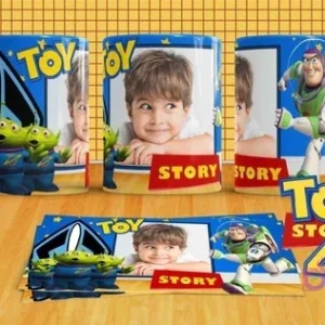 Mockup de tres tazas sublimadas con Buzz Lightyear, marcianitos y un niño personalizable, con el logo Toy Story 4 y plantilla.
