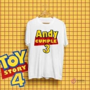 Mockup de una camiseta blanca con el diseño 'Andy Cumple 3' estilo Toy Story, y el logo Toy Story 4.