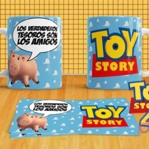 Mockup de dos tazas sublimadas con Hamm y la frase 'Los verdaderos tesoros son los amigos', y el logo Toy Story 4.