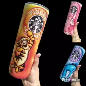 Varias plantillas de tumblers con diseño 3D inflado de personajes de Winnie Pooh (Tigger, Piglet, Eeyore) con parodias del logo de Starbucks Coffee.